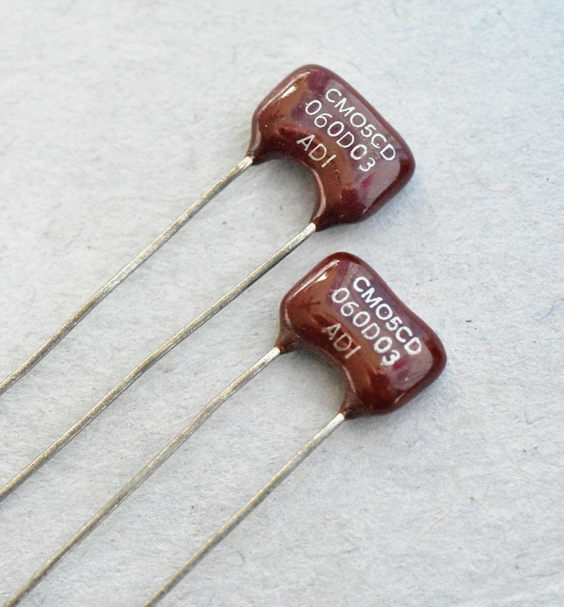 6 Sprague Silver Mica Capacitors – 330pF @ 500V, Radial Leads, 5% Tolerance (CM05FD331J)