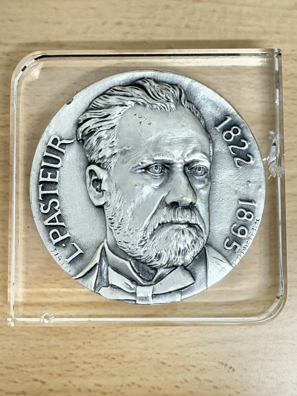 Médaille L Pasteur 1822 1895 Sur Socle En Verre