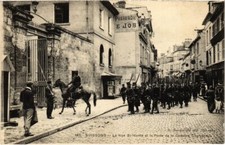 Old postcard military - SOISSONS - La Rue St-MARTIN et la Poste (69959)