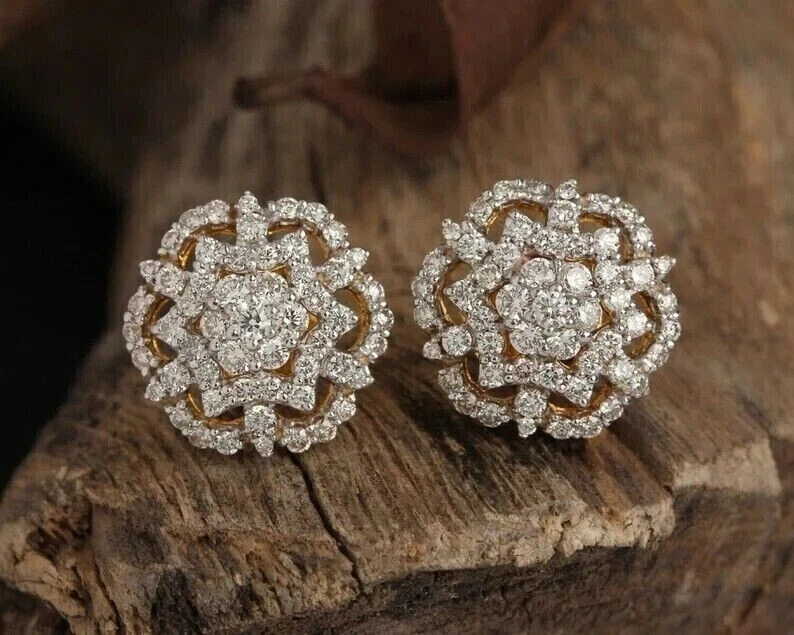 Aretes para mujer de diamantes simulados de corte redondo de 2,00 quilates enchapados en oro amarillo de 14 quilates Foto 3 de 4
