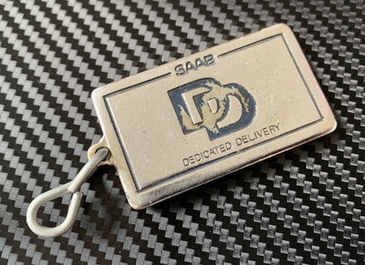 VINTAGE SAAB DEDIZIERTE LIEFERUNG METALL EMAILLE SCHLÜSSELANHÄNGER SCHLÜSSELANHÄNGER ZEIT BESITZER CLUB