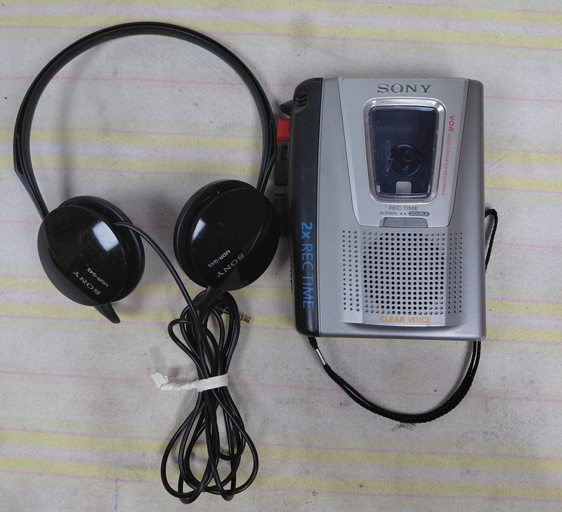 Sony TCM-20DV)Voice Operated Recording Cassette Player Walkman PARTS OR REPAIR