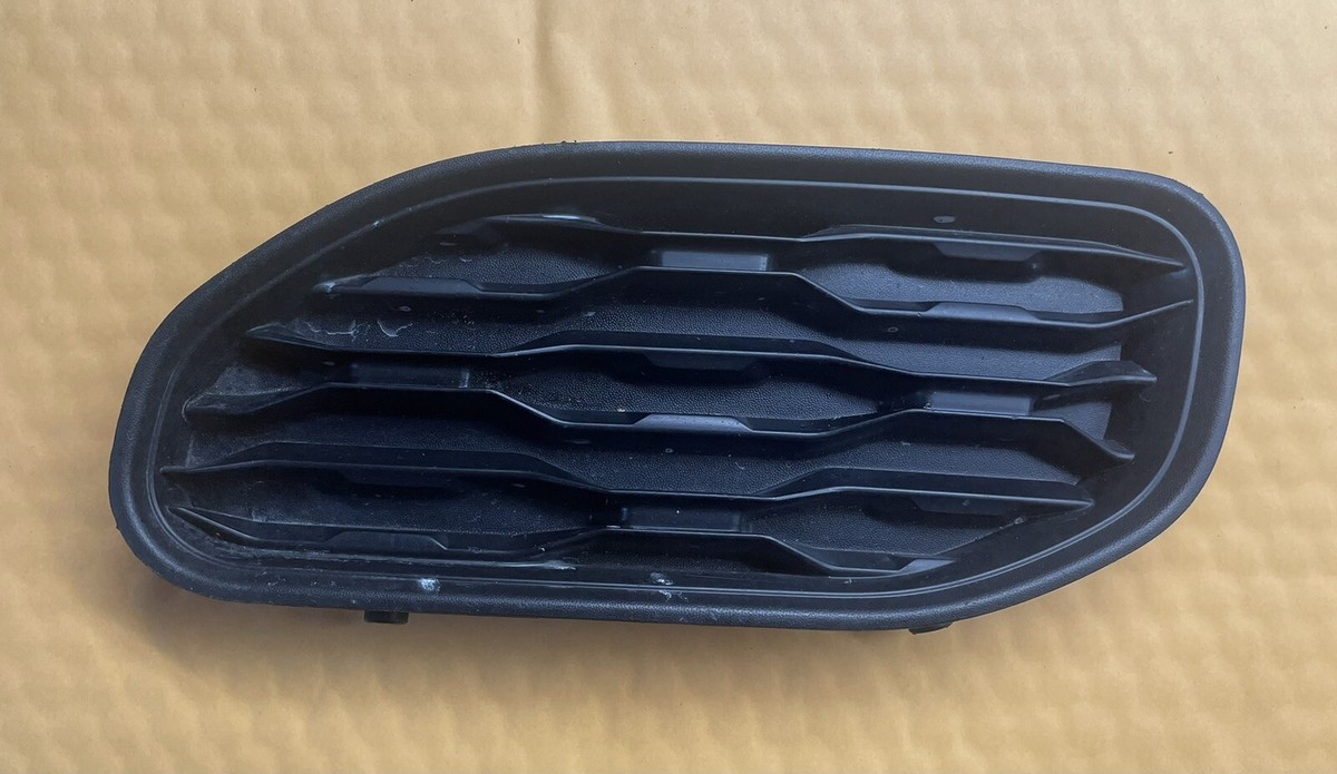 りゅう出品 2019-2024 DODGE RAM 1500 Front Bumper Insert Right Side 68414294AA