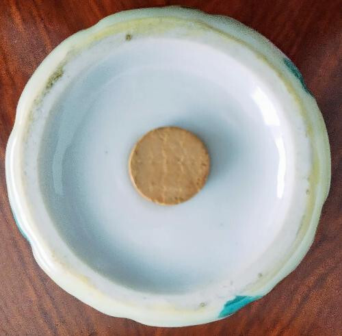 Porcelain Powder Shaker: Vintage with Pretty Floral pattern- Gold detailing - Picture 7 of 7