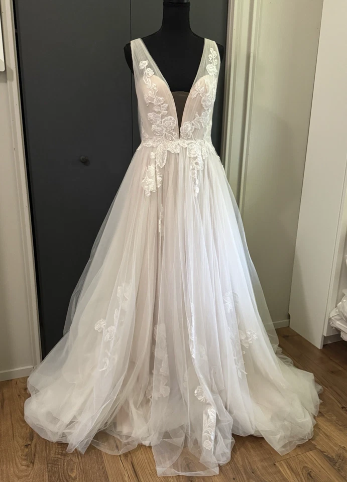 Pronovias Garner Tulle A-Line Wedding Dress SZ 10 Off White/Crystal/Light Pink - Image 4 of 4