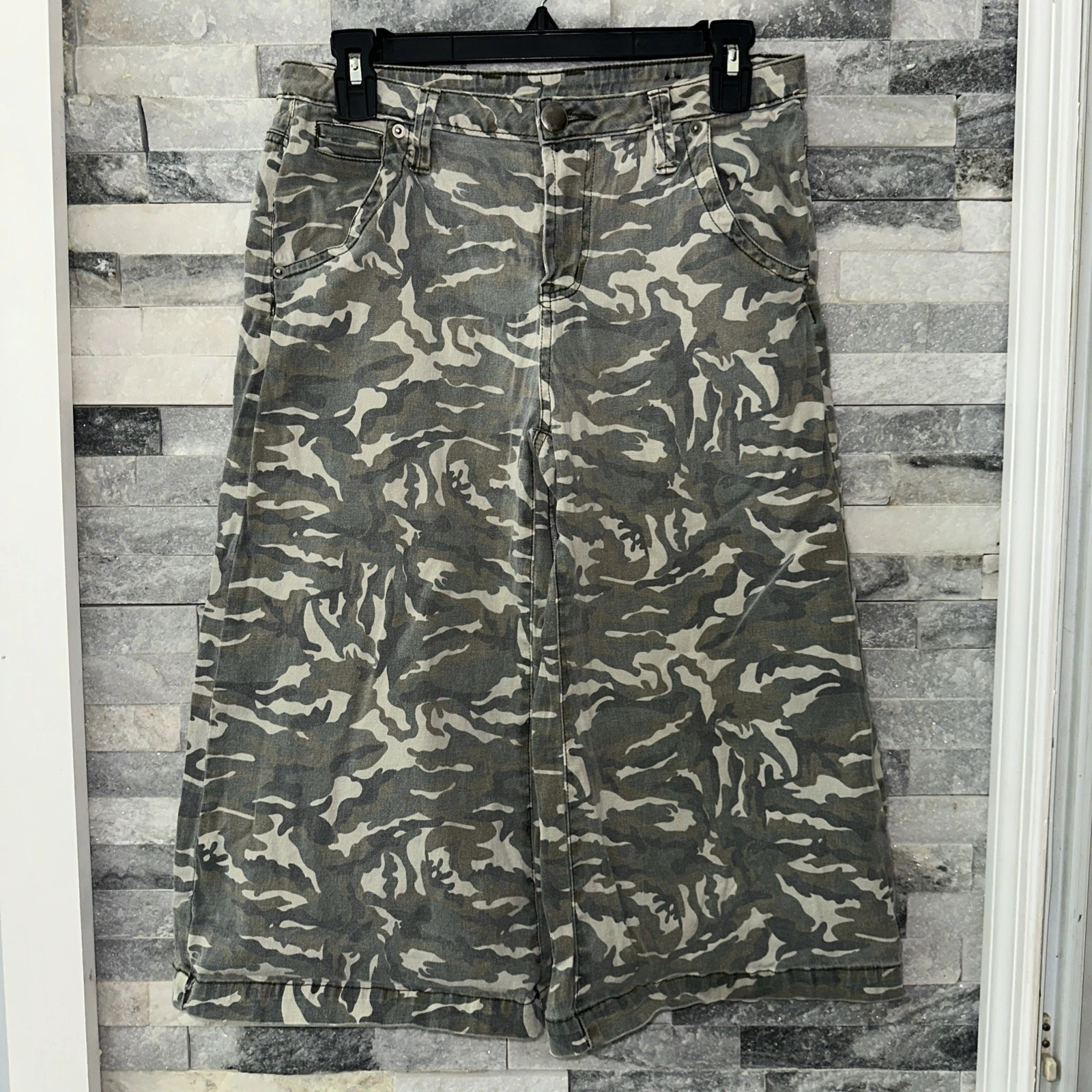 Y2K Fashion Big Stretch Juniors Camo Wide Leg Gaucho Capris Khaki Size 8 Skater
Opens in a new windo