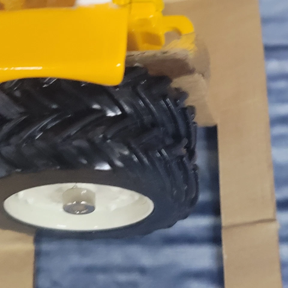 Vtg Ertl 1/43 scale Minneapolis Moline G-750 diecast tractor rear Duals yellow - Image 4 of 4