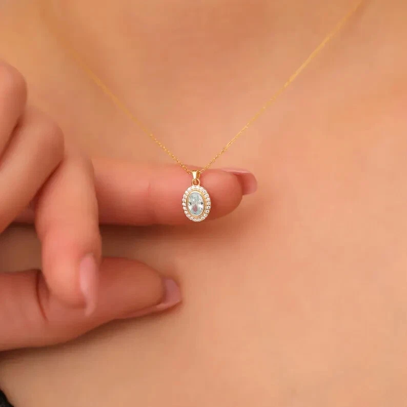 Colgante con halo de aguamarina de corte ovalado de 1,25 quilates enchapado en oro amarillo de 14 quilates de 18" Foto 3 de 4