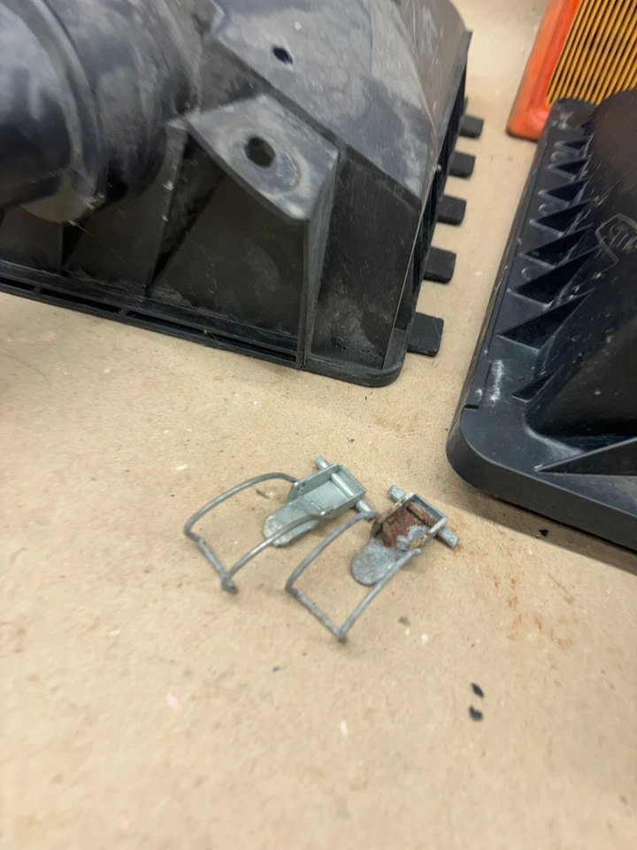 Lincoln Town Car Grand Marquis Crown Vic 2005-2011 caja de admisión filtro de aire stock Foto 2 de 4