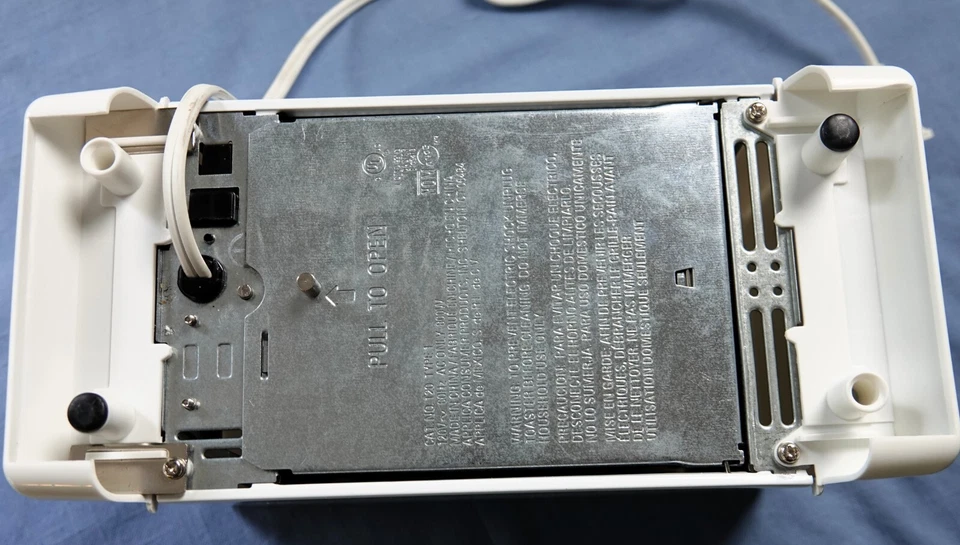 Black & Decker Retro Toaster T20 Wide Slot Two Slice White - Image 4 of 4