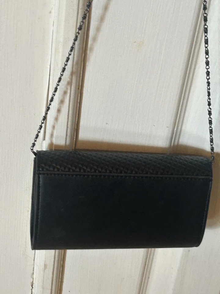 Bolso sin asas Neiman Marcus de cuero sintético bandolera correa de cadena bolso pequeño negro sin usar Foto 3 de 4