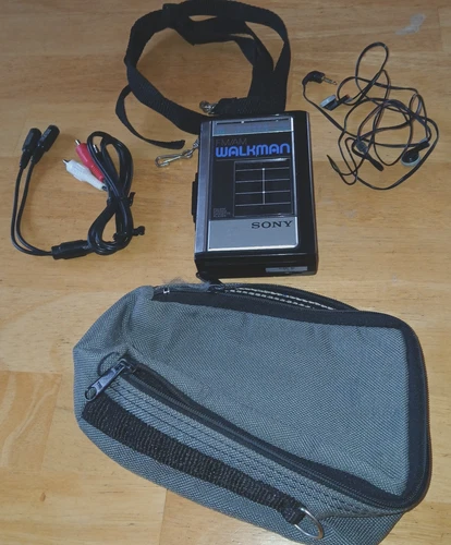 VINTAGE SONY WALKMAN CASSETTE PLAYER W/AM & FM RADIO-WORKS-NEEDS NEW EAR PHONES