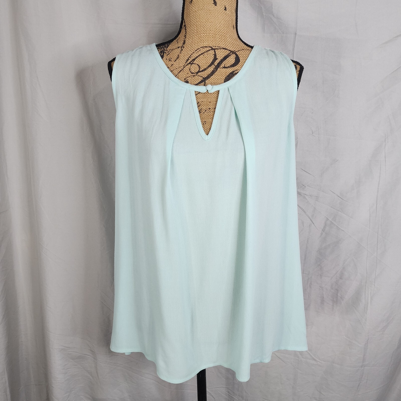 New ANDREE by UNIT Size Medium Crochet Lace Back Keyhole Neck Sleeveless Blouse