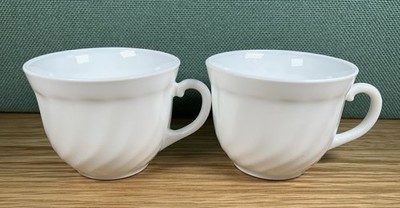 Paar alte französische Arcopal TRIANON weiß Milchglas Wirbelbecher 6,5 x 8,5 cm