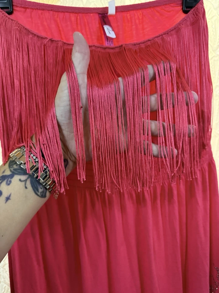 Maxi vestido sin tirantes rosa lápiz labial Christina Love con flecos en la parte superior y pedrería Foto 2 de 4