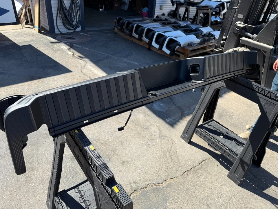 FORD F-250/350/450 Bumpers 2023-2025 star white metallic Tri-coat - Image 4 of 4