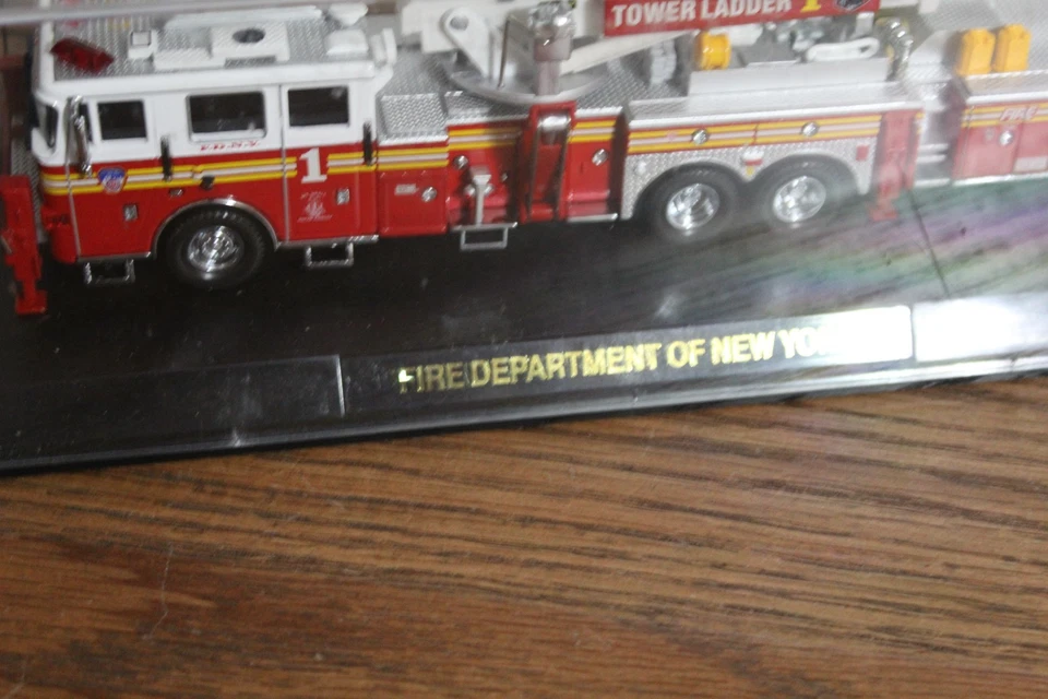 Code3 FDNY Tower Ladder 1 In plastic case - Image 2 of 4