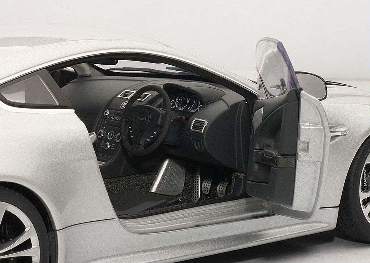 2012 ASTON MARTIN RAPIDE SILVER 1:18 AUTOart 70217 BRAND NEW