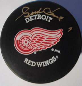 gordie howe signed puck