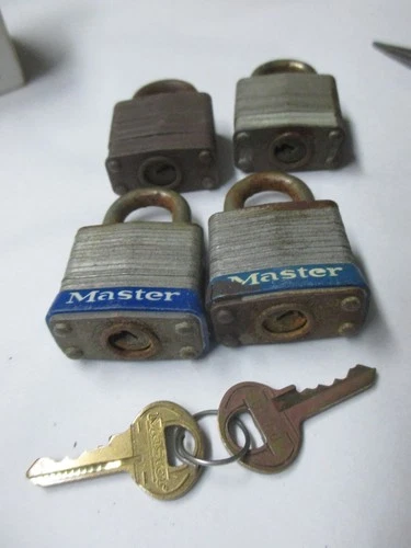 Lot of 4 Vintage Master Lock # 7 Padlocks With 2 Master Keys opening all 4 locks