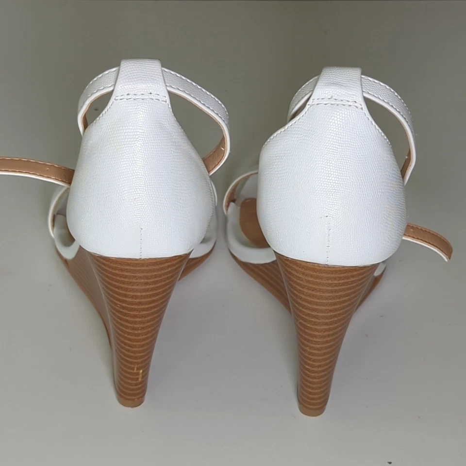 Sandalias de cuña Express con correa al tobillo tacones ópticos blancos talla 9 zapatos verano Foto 4 de 4