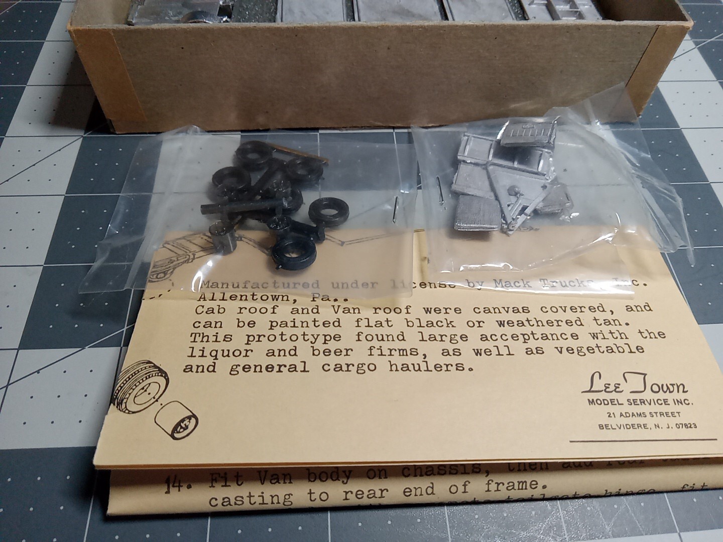 Lee Town Mack HO "BM" Van Truck 2 axle #432-2030 Kit