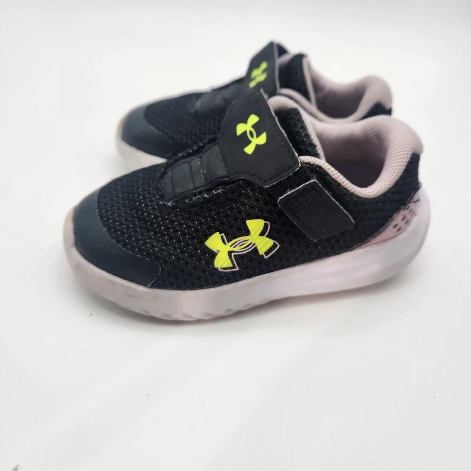 Новый с Ярлыками ребенка ясельного возраста девочек черный и розовый под Armour Surge 3 теннисные туфли, 6 - Изображение 2 из 4