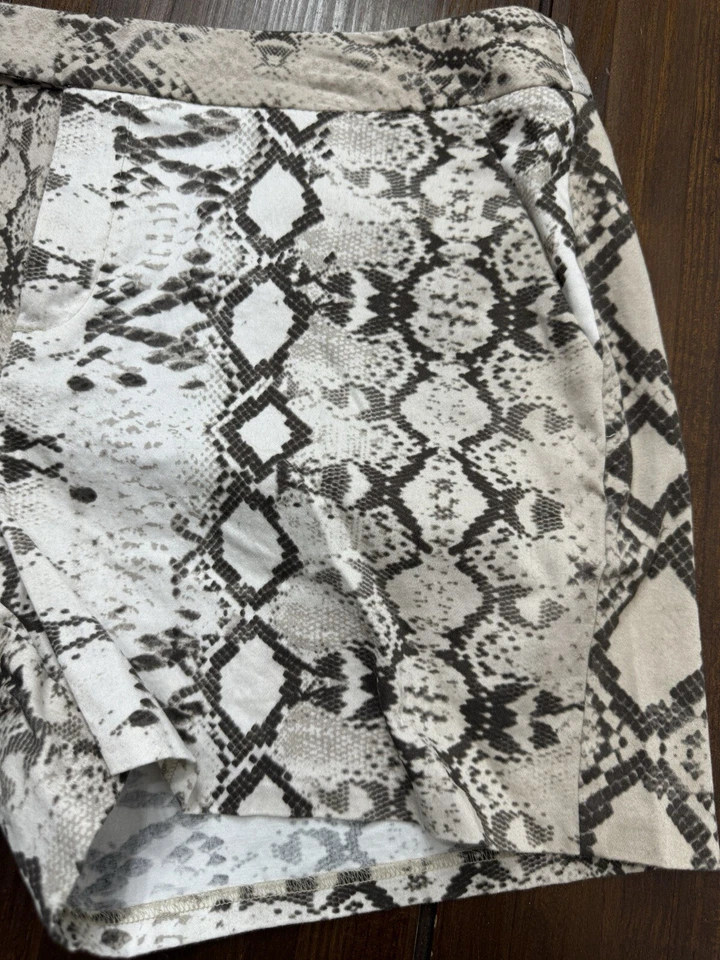 Pantalones Cortos Jennifer Lopez Jlo Snack Piel Estampado Animal Talla 12 Foto 2 de 4