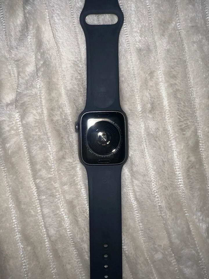 Apple Watch SE 40mm Space Grey Aluminum Case with Black Sport Band - Regular GPS, photo 3 of 5