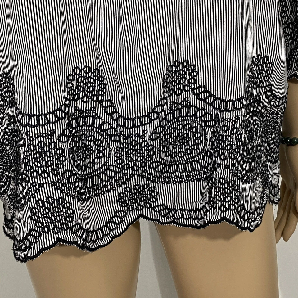 Blusa para mujer Hazel blanca y negra talla pequeña con volantes a rayas fuera del hombro usada en excelente estado Foto 4 de 4
