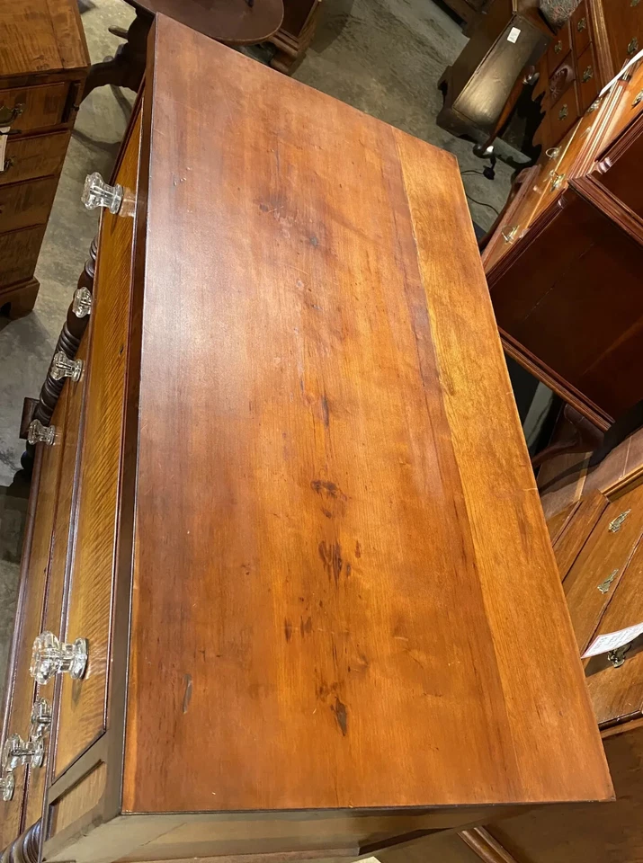 Cofre de cuatro cajones American Tiger de arce y cereza alrededor de 1850 Foto 3 de 4