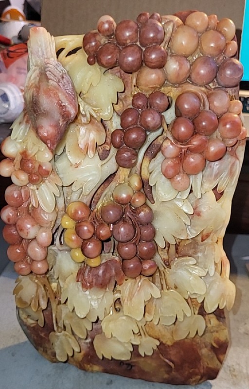 Multicolor Shoushan Stone Carving of Grapes 多彩芙蓉寿山石葡萄，鸟造像 t4-2