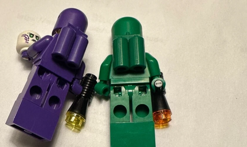 LEGO Lot Of 2 Classic Spaceman: Purple And Dark Green With Space Belt / Airtank - Image 2 of 2