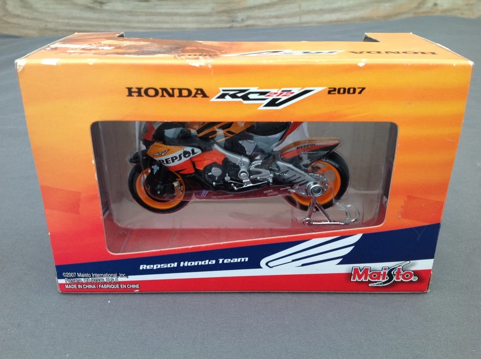 Maisto 1:18 Scale Die-Cast Honda RC212V Motorcycle - Image 3 of 4
