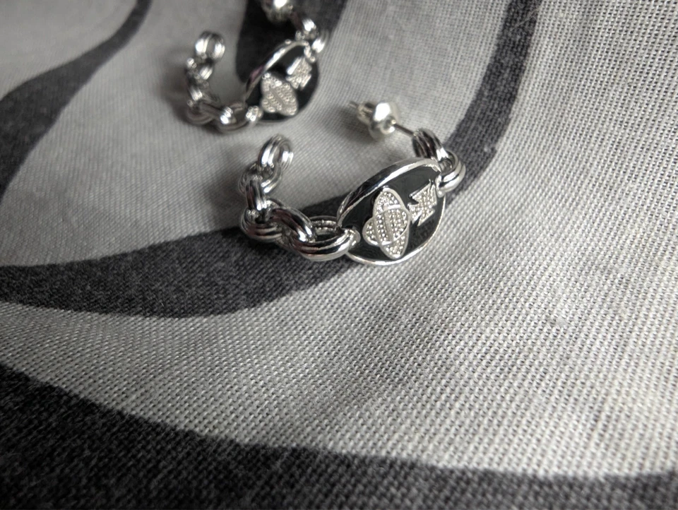 Pendientes de aro pequeños Vivienne Westwood plata y esmalte negro con orbe de cristal Foto 4 de 4