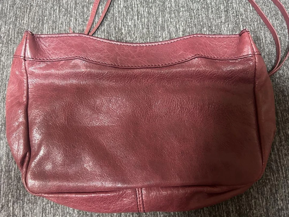 Bolsa BALENCIAGA Estilo Vintage Detalle Cuero Usado Una Vez Correa Dañada Negra Foto 2 de 4
