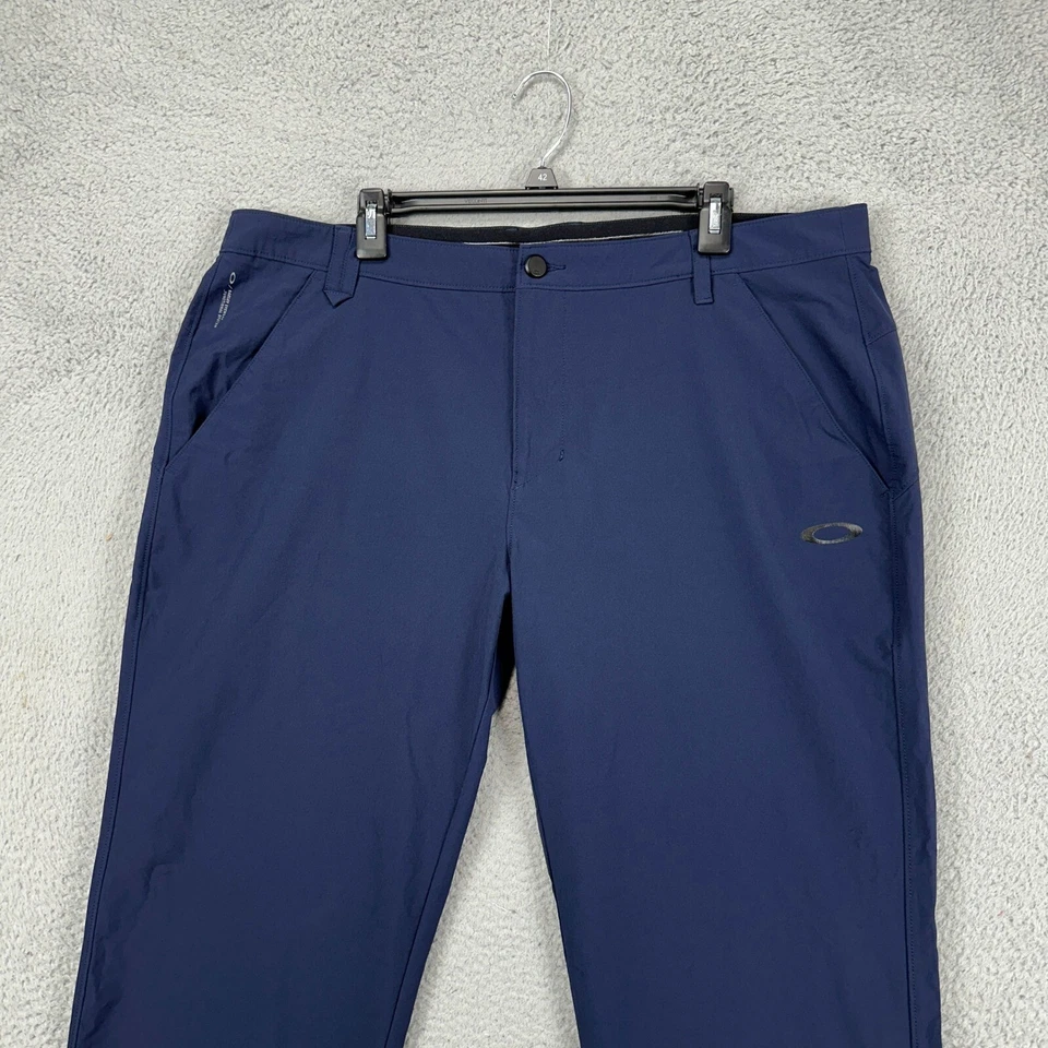 Calça de golfe Oakley masculina chino 40X32 azul marinho desempenho tecnologia elástica mistura de náilon - Imagem 2 de 4