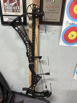 Darton Tritech 33 Right Hand 70 lbs Black w/Black Limbs