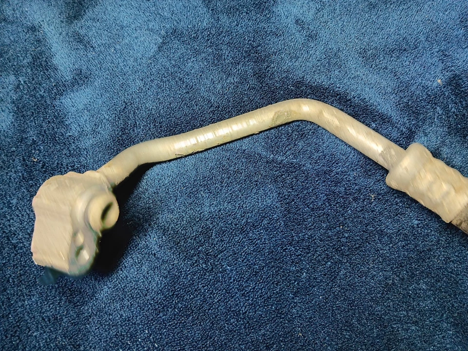 01-04 Toyota Tacoma 2RZ AC línea de refrigerante manguera compresor/condensador Foto 3 de 4