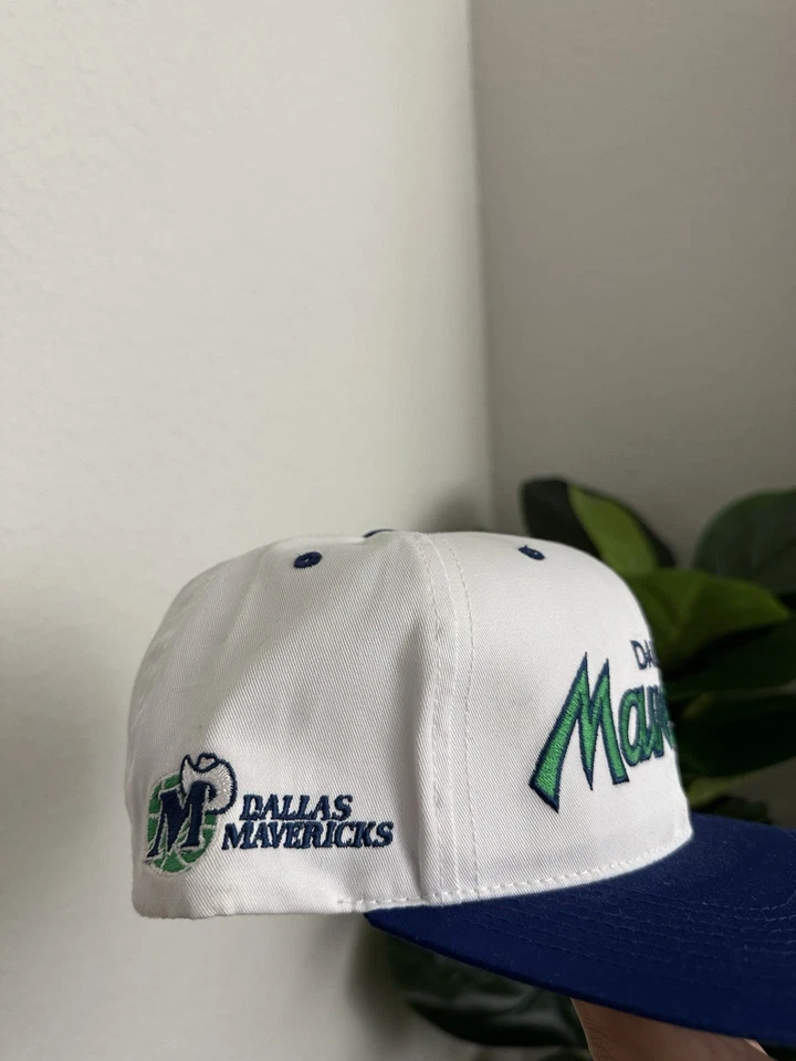 De colección Años 90 Dallas Mavericks NBA Cúpula Blanca Script Deportes Especialidades Snapback Foto 3 de 4