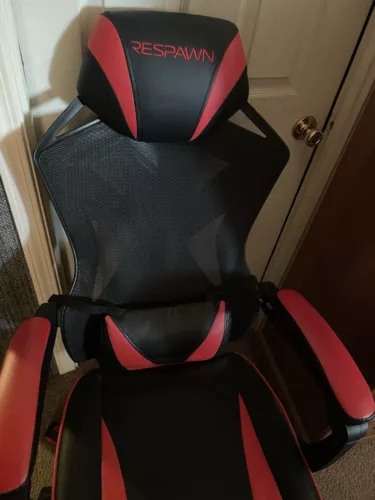 Respawn Gaming Chair Brand New Takes Up Too Much Space 80$ OBO Brought For 180$ 