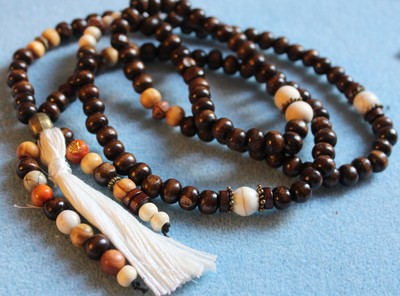 Collier Mala Zen En Perles De Bois Blanc Et Symbole Yin Yang - Spirituel, Neuf
