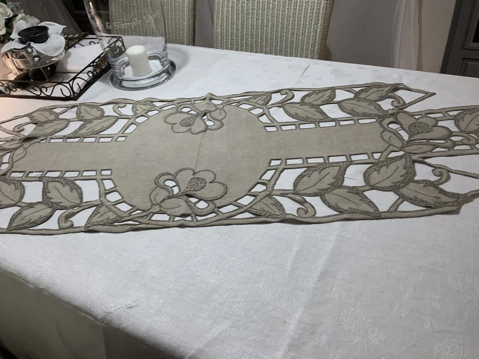 Linge Ancien Grand Chemin De TaBle Royal En Lin Bi Brodé De Feuilles Et Fleurs - Photo 4/4