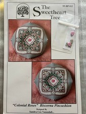 The Sweetheart Tree - Colonial Roses Biscornu Alfiletero paquete de cartas