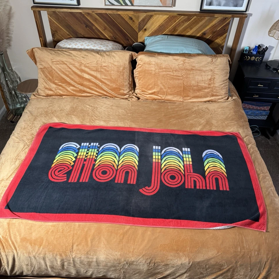 Toalla de playa arco iris de colección ELTON JOHN 34x62 gira de conciertos orgullo negro rojo LGBTQIA Foto 2 de 4