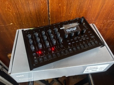 Korg Drumlogue Hybrid Drum Machine mit Box
