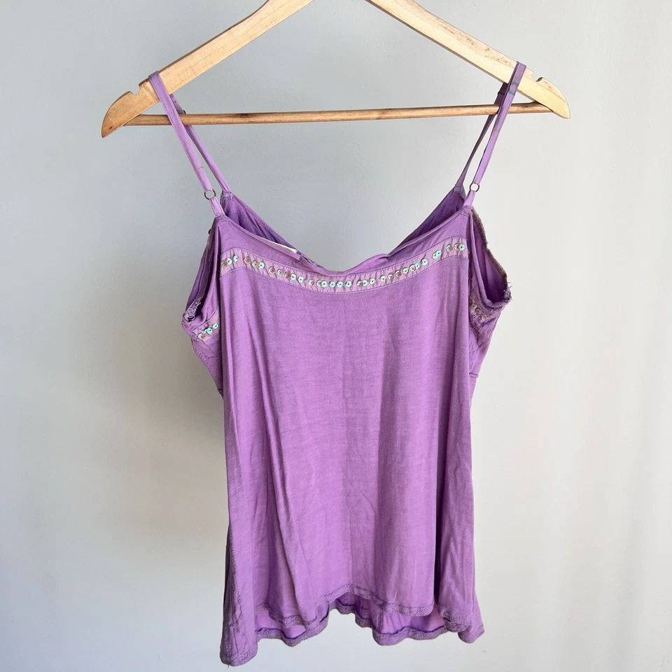 Camiseta sin mangas DA-NANG púrpura con lentejuelas adornada con correa de espagueti para mujer talla grande de colección Foto 4 de 4