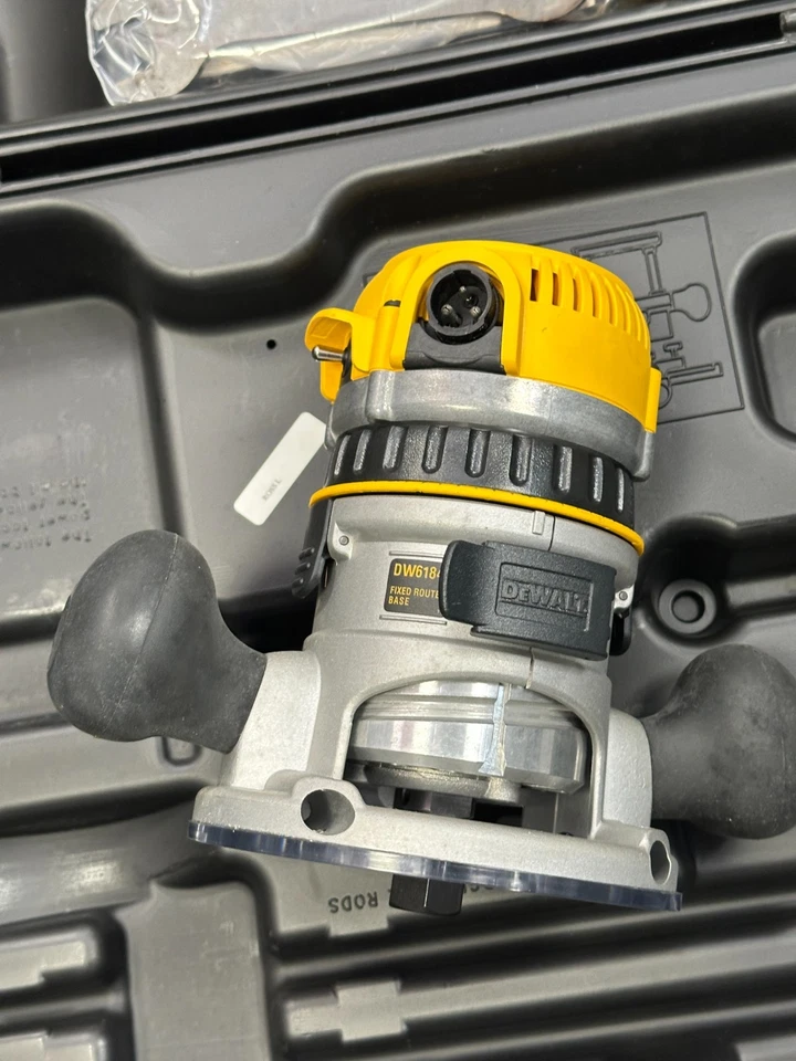 DEWALT DW618 2 1/4 HP CORDED ELECTRIC PLUNGE AND FIXED ROUTER BASE KIT W/ CASE - Image 2 of 4