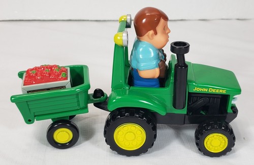 RC2 John Deere Toy Combine, Tractor & People - Picture 6 of 9