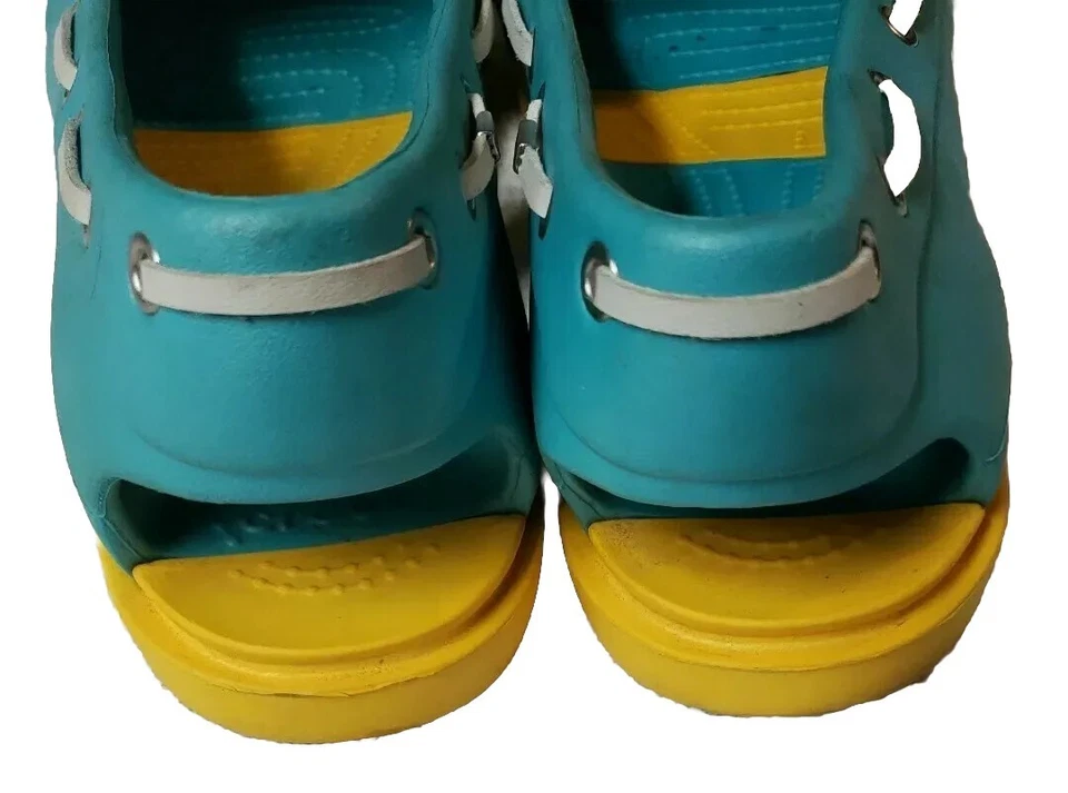 Zapato de barco Crocs Beach Line para mujer talla 10 azul amarillo a rayas mocasín punta cerrada Foto 3 de 4